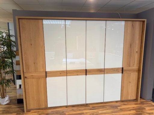 Schicker Kleiderschrankchrank mit aussen links und rechts Eiche massive Holz-türen und mittig 4 Glasfronten mit Eiche Bauchbinde und umlaufs
