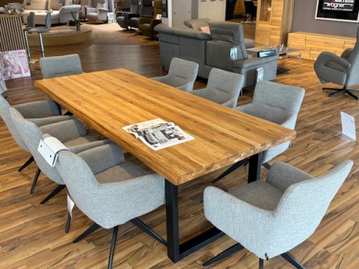 Holztisch mit acht grauen drehbaren Sesseöstühlen mit Baumkantentisch 240 x 100 cm