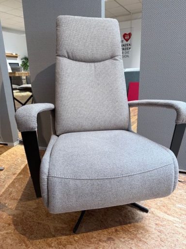 Bequemer grauer Sessel mit Armlehnen und verstellbarer Rückenlehne.